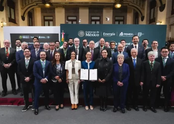 Firman pacto histórico Claudia Sheinbaum y gasolineros para mantener precio máximo de $24
