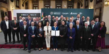 Firman pacto histórico Claudia Sheinbaum y gasolineros para mantener precio máximo de $24