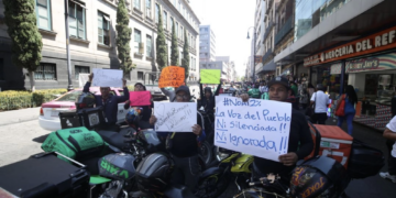 Piden repartidores por app audiencia en SCJN contra impuesto del 2%