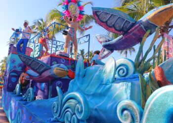 Primer Desfile de Carros Alegóricos del Carnaval 2025 llena de alegría y color las calles de Isla Mujeres