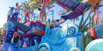 Primer Desfile de Carros Alegóricos del Carnaval 2025 llena de alegría y color las calles de Isla Mujeres