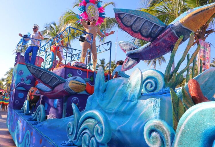 Primer Desfile de Carros Alegóricos del Carnaval 2025 llena de alegría y color las calles de Isla Mujeres