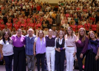 Ninguna mujer se queda atrás, es tiempo de mujeres, comentó Ana Paty Peralta