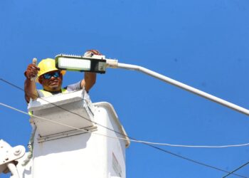 Atenea Gómez Ricalde mejora alumbrado público para la seguridad y bienestar de las familias isleñas 