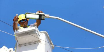 Atenea Gómez Ricalde mejora alumbrado público para la seguridad y bienestar de las familias isleñas 