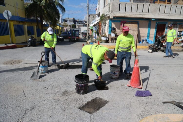 Atenea Gómez fortalece el Programa Permanente de Bacheo en Isla Mujeres