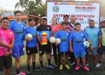 Impulsa Atenea Gomez el deporte en Isla Mujeres con entrega de material a escuelas de fútbol