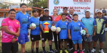 Impulsa Atenea Gomez el deporte en Isla Mujeres con entrega de material a escuelas de fútbol