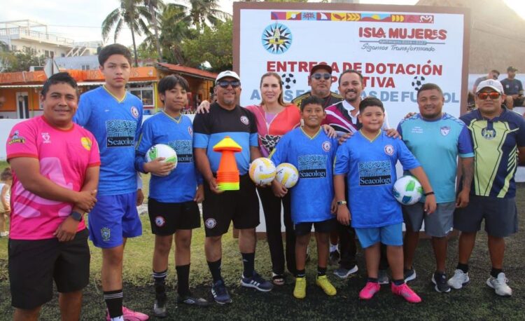 Impulsa Atenea Gomez el deporte en Isla Mujeres con entrega de material a escuelas de fútbol