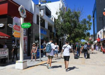 Con equipamiento urbano y vistosa señalética, Estefanía Mercado le cambia el rostro a la Quinta Avenida 