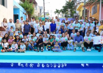 Atenea Gómez devela placa conmemorativa del nuevo Parador Fotográfico Síndrome de Down