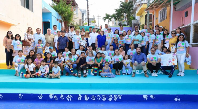 Atenea Gómez devela placa conmemorativa del nuevo Parador Fotográfico Síndrome de Down