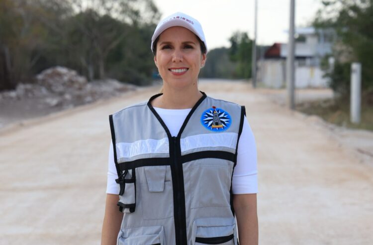 Atenea Gómez supervisa trabajos de pavimentación en la colonia San Valentín de Ciudad Mujeres 