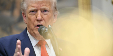 Aranceles contra México y Canadá entrarán en vigor a medianoche, señala Donald Trump