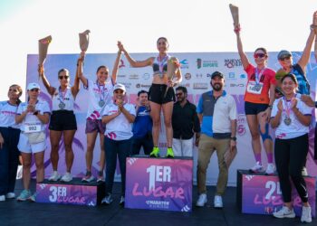 Con más de 2 mil atletas participa Mara Lezama en el Medio Maratón de la Mujer en Cancún