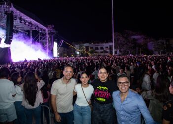 Pone Rawayana a cantar y bailar a más de 20 mil personas en el Carnaval de Playa del Carmen 2025