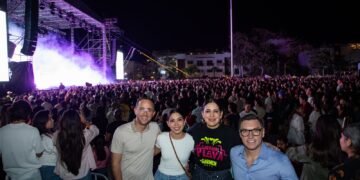 Pone Rawayana a cantar y bailar a más de 20 mil personas en el Carnaval de Playa del Carmen 2025