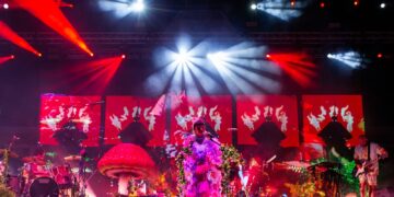 Pone Bomba Estéreo a bailar a miles de personas en el “Carnaval del Pueblo” Playa del Carmen 2025