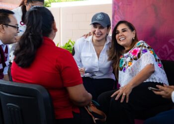 “La Voz del Pueblo” llegó a Puerto Aventuras; acompaña Estefanía Mercado a la Gobernadora durante la jornada