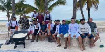Recupera Zofemat Isla Mujeres arenales en Playa Centro tras “Surada”