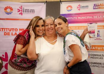 Ana Paty Peralta y Mara Lezama entregan tarjetas del programa "Ellas Facturan"