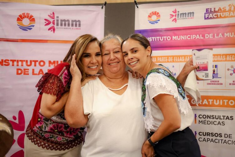 Ana Paty Peralta y Mara Lezama entregan tarjetas del programa "Ellas Facturan"