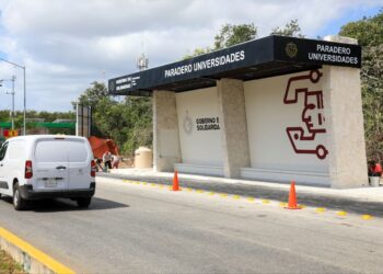 Estefanía Mercado dignifica paraderos de transporte público de Playa del Carmen
