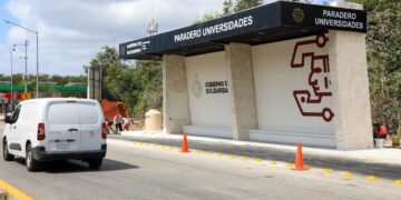 Estefanía Mercado dignifica paraderos de transporte público de Playa del Carmen
