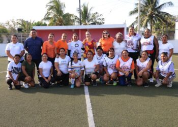 Impulsa gobierno de Isla Mujeres deporte e igualdad con partido amistoso de fútbol femenil en Ciudad Mujeres