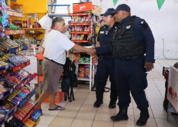Refuerza gobierno de Isla Mujeres recorridos de proximidad social en mercados municipales