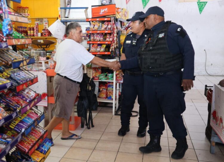 Refuerza gobierno de Isla Mujeres recorridos de proximidad social en mercados municipales