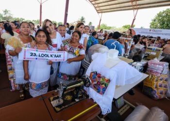 Entrega Mara Lezama materiales artesanas y artesanos de José María Morelos