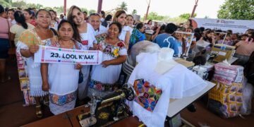 Entrega Mara Lezama materiales artesanas y artesanos de José María Morelos