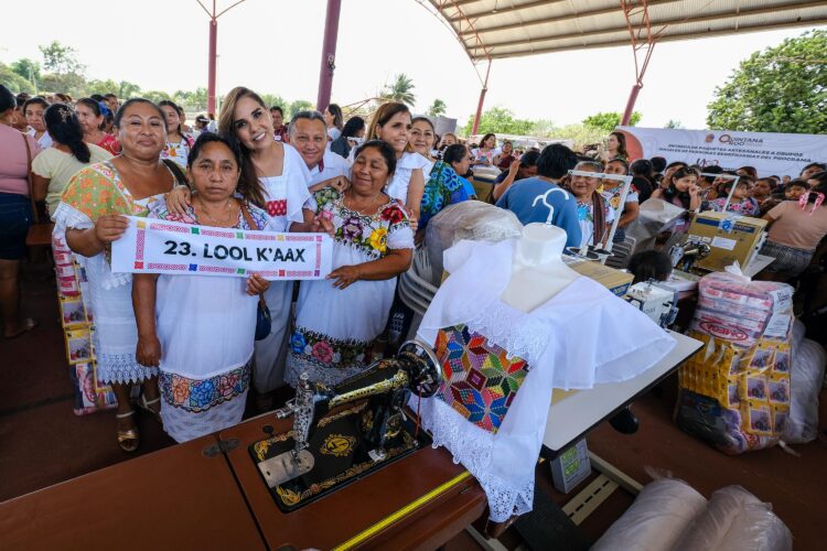 Entrega Mara Lezama materiales artesanas y artesanos de José María Morelos