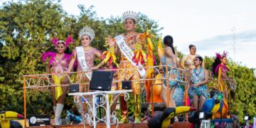La Quinta Avenida se desbordó con el primer desfile de comparsas en “El Carnaval del Pueblo” Playa del Carmen 2025