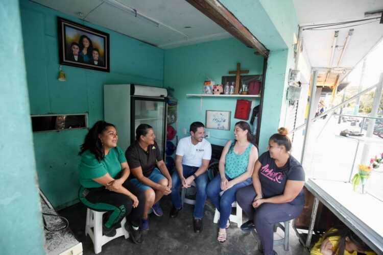 Mantiene Renán Sánchez contacto cercano con la familia Verde en Chetumal