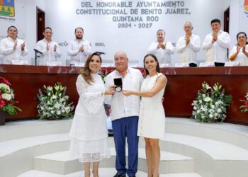 Ana Paty Peralta y Mara Lezama entregan Medalla al Mérito Ciudadano “Sigfrido Paz Paredes” 2025