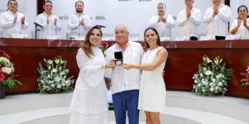 Ana Paty Peralta y Mara Lezama entregan Medalla al Mérito Ciudadano “Sigfrido Paz Paredes” 2025