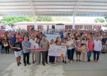 Concluye Mara Lezama entrega de tarjetas de la beca “Rita Cetina”