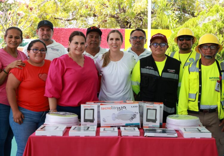Entrega gobierno de Atenea Gómez luminarias en el kínder Isla Mujeres para mayor seguridad