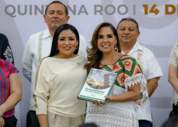 Blanca Merari entrega a Mara Lezama el Plan Municipal de Desarrollo