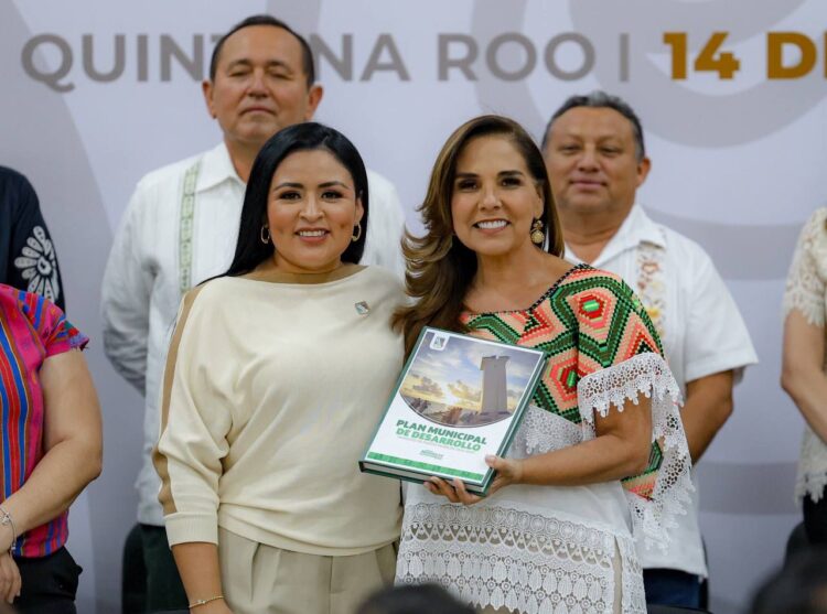 Blanca Merari entrega a Mara Lezama el Plan Municipal de Desarrollo