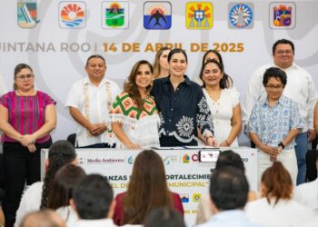 Estefanía Mercado entrega Plan Municipal de Desarrollo de Playa del Carmen