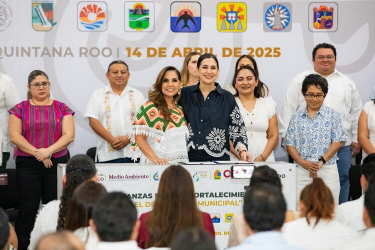 Estefanía Mercado entrega Plan Municipal de Desarrollo de Playa del Carmen