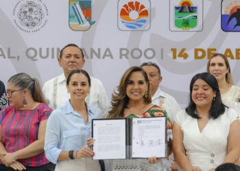 Ana Paty Peralta entrega Plan Municipal de Desarrollo de Cancún