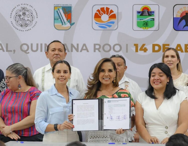 Ana Paty Peralta entrega Plan Municipal de Desarrollo de Cancún