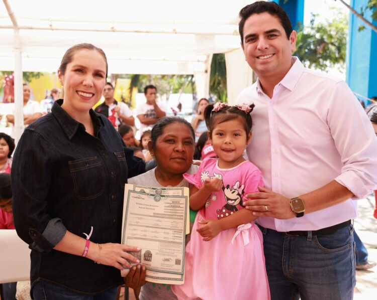 Entrega Atenea Gómez actas de nacimiento en Zona Continental