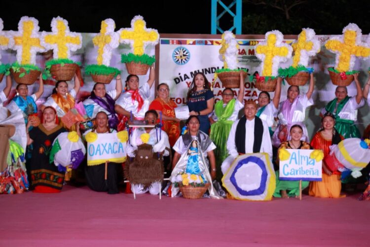 Con arte y tradición, familias de Isla Mujeres disfrutan del Festival Cultural