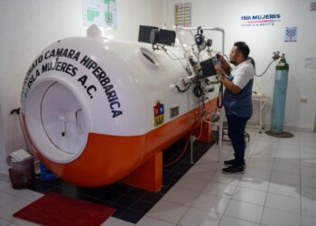 Refrenda Atenea Gómez compromiso con la comunidad pesquera con mantenimiento de la cámara hiperbárica