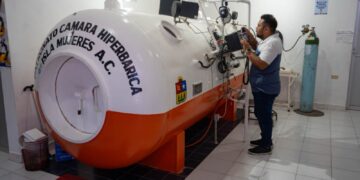 Refrenda Atenea Gómez compromiso con la comunidad pesquera con mantenimiento de la cámara hiperbárica